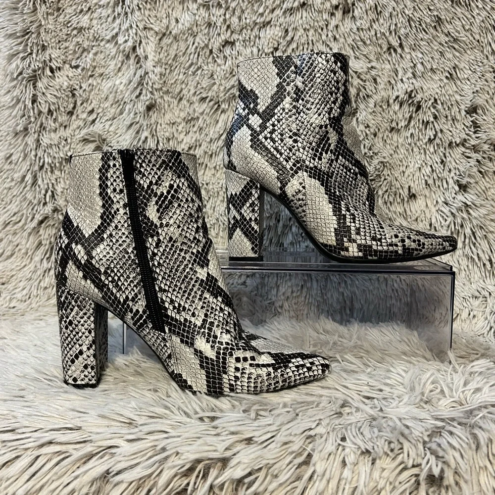 Snakeskin Print Boots Black White Heels Pointed Toe Size 7 Embossed Faux Leather
